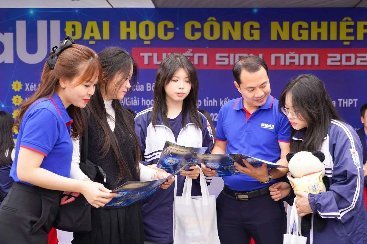 Học sinh cuối cấp tham gia buổi tư vấn ngành tổ chức sự kiện tại chương trình tuyển sinh đại học