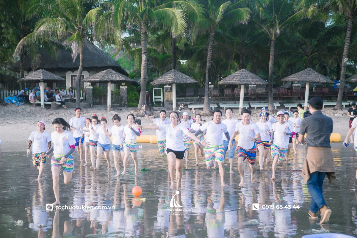 Không khí team building tại bãi biển với các hoạt động vui chơi náo nhiệt và tràn đầy năng lượng