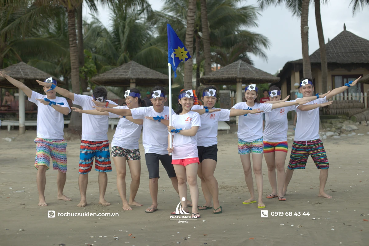 Người tham gia teambuilding được chia đội và cùng nhau tham gia các thử thách