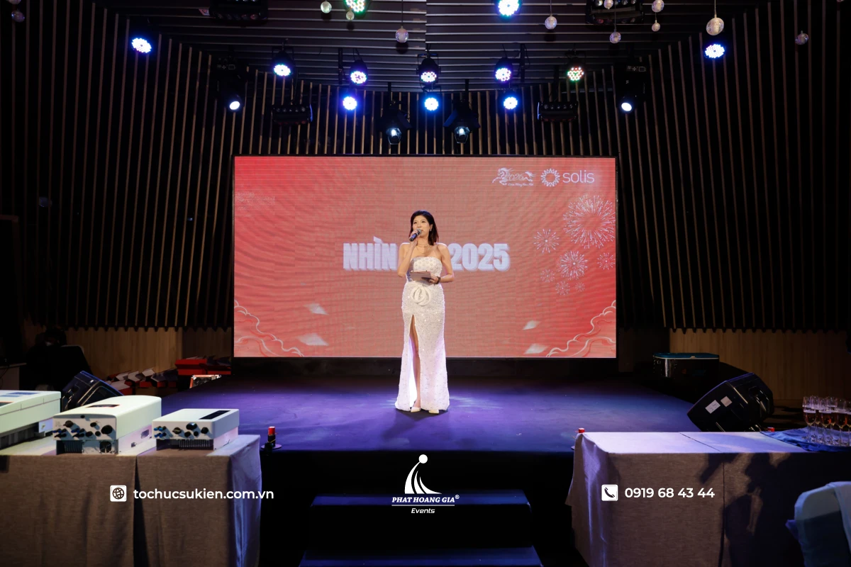 MC duyên dáng dẫn dắt chương trình trên sân khấu tổ chức tiệc Year End Party