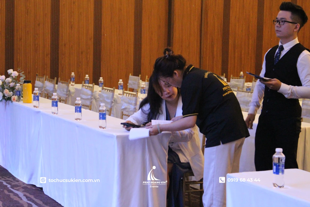 Nhân viên PHG trao đổi thống nhất nội dung brief với MC để đảm bảo chương trình tọa đàm diễn ra suôn sẻ.