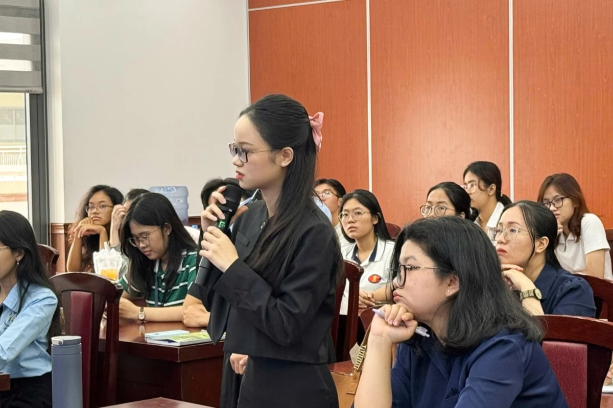 Sinh viên tự tin đặt câu hỏi giao lưu cùng diễn giả trong buổi tọa đàm hướng nghiệp tại hội trường.