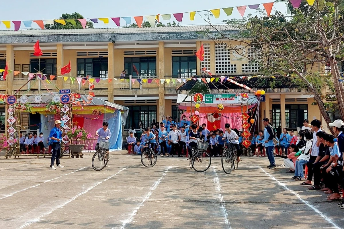 Hội trại 26/3 tại trường THPT với các cổng trại tre được trang trí truyền thống và học sinh tham gia trò chơi trong không khí sôi động
