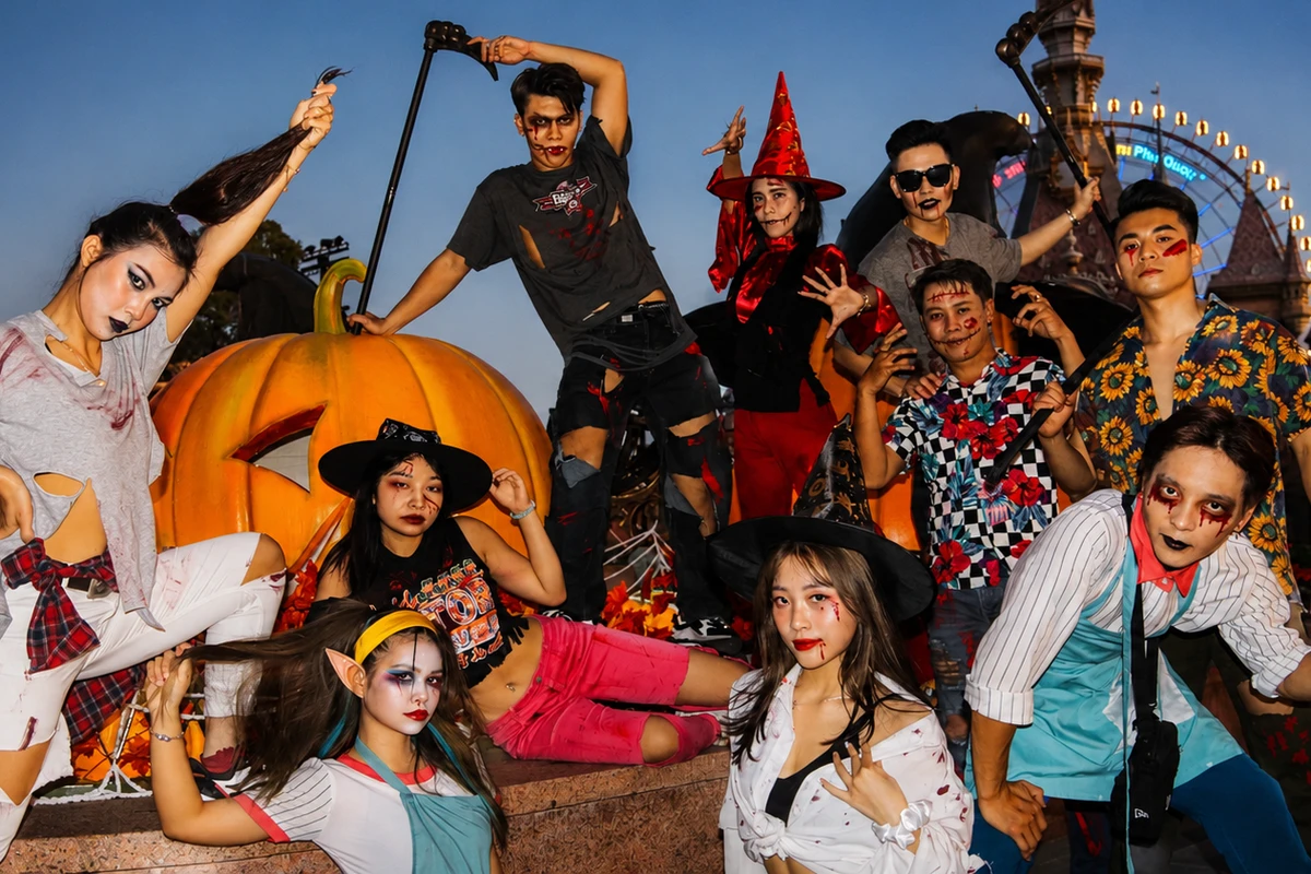Các nhân viên cùng chụp hình Halloween với concept hóa trang đồng bộ, tạo nên không khí lễ hội sôi động và ấn tượng