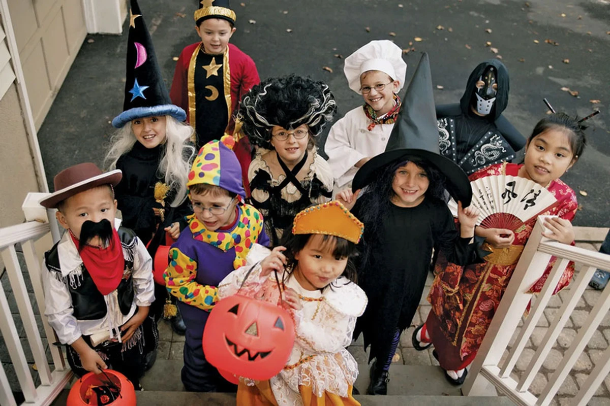 Trẻ em hóa trang halloween với các nhân vật phù thủy cô bé bí ngô và công chúa trong chương trình family day