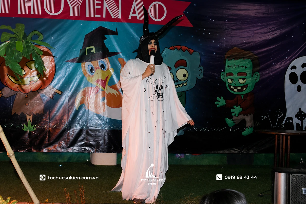 Màn trình diễn sôi động với các trang phục Halloween phổ biến và ấn tượng trong không khí lễ hội đầy màu sắc