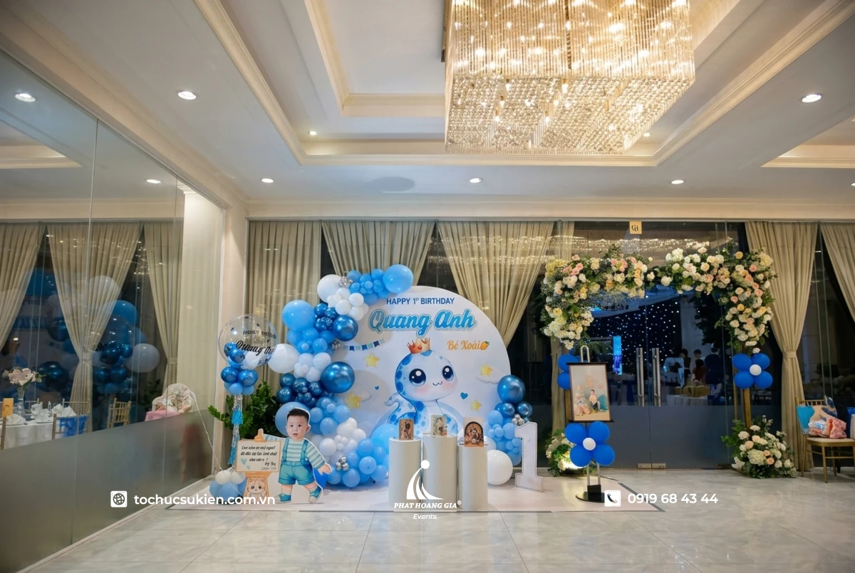 Backdrop sinh nhật trẻ em với bóng bay màu xanh hình nhân vật chú rắn nhỏ