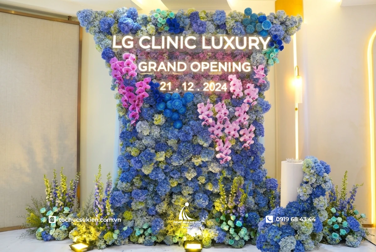 Cận cảnh khu vực check in sự kiện grand opening sử dụng cẩm tú cầu để trang trí backdrop