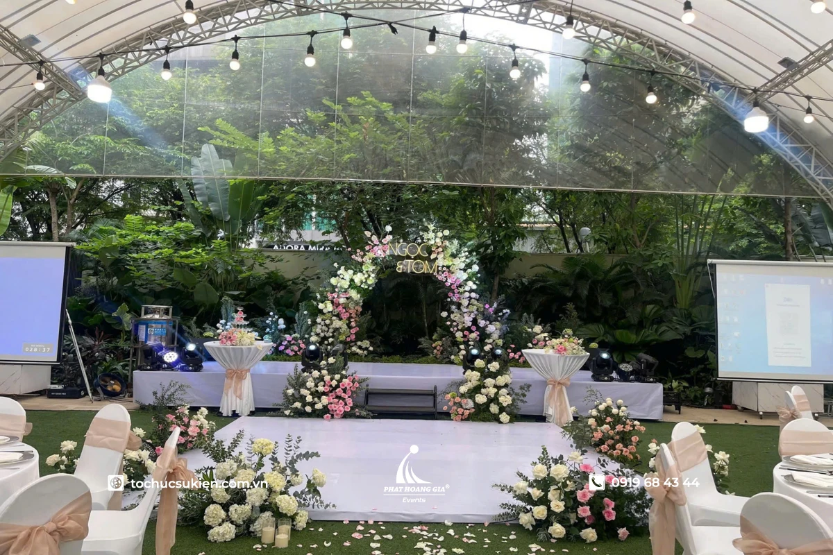 Lễ đường tiệc cưới thanh lịch nổi bật với thiết kế trang trí background vòm hoa tinh tế