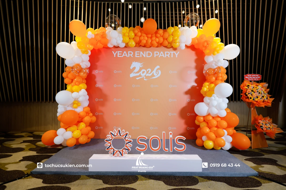 Không gian sự kiện Year End Party với phong cách trang trí background bong bóng nghệ thuật rực rỡ
