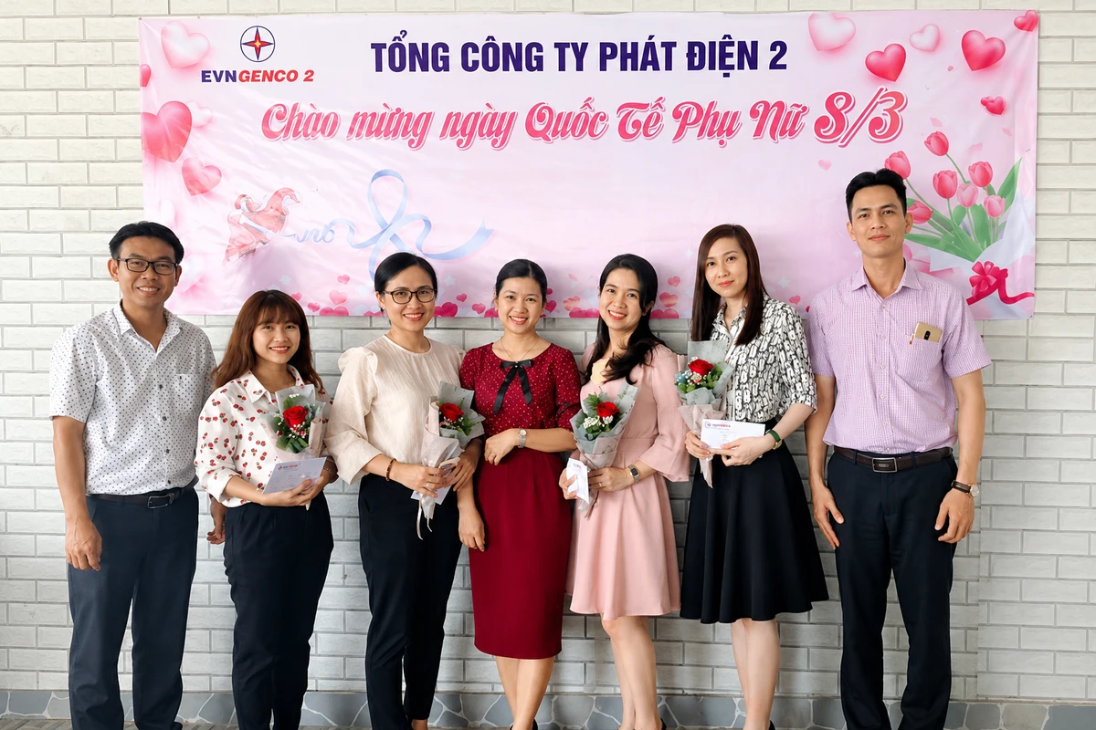 Nhân viên nữ công ty chụp ảnh lưu niệm cùng nhau trước banner chúc mừng Ngày Quốc tế Phụ nữ 8/3 với thiết kế đơn giản