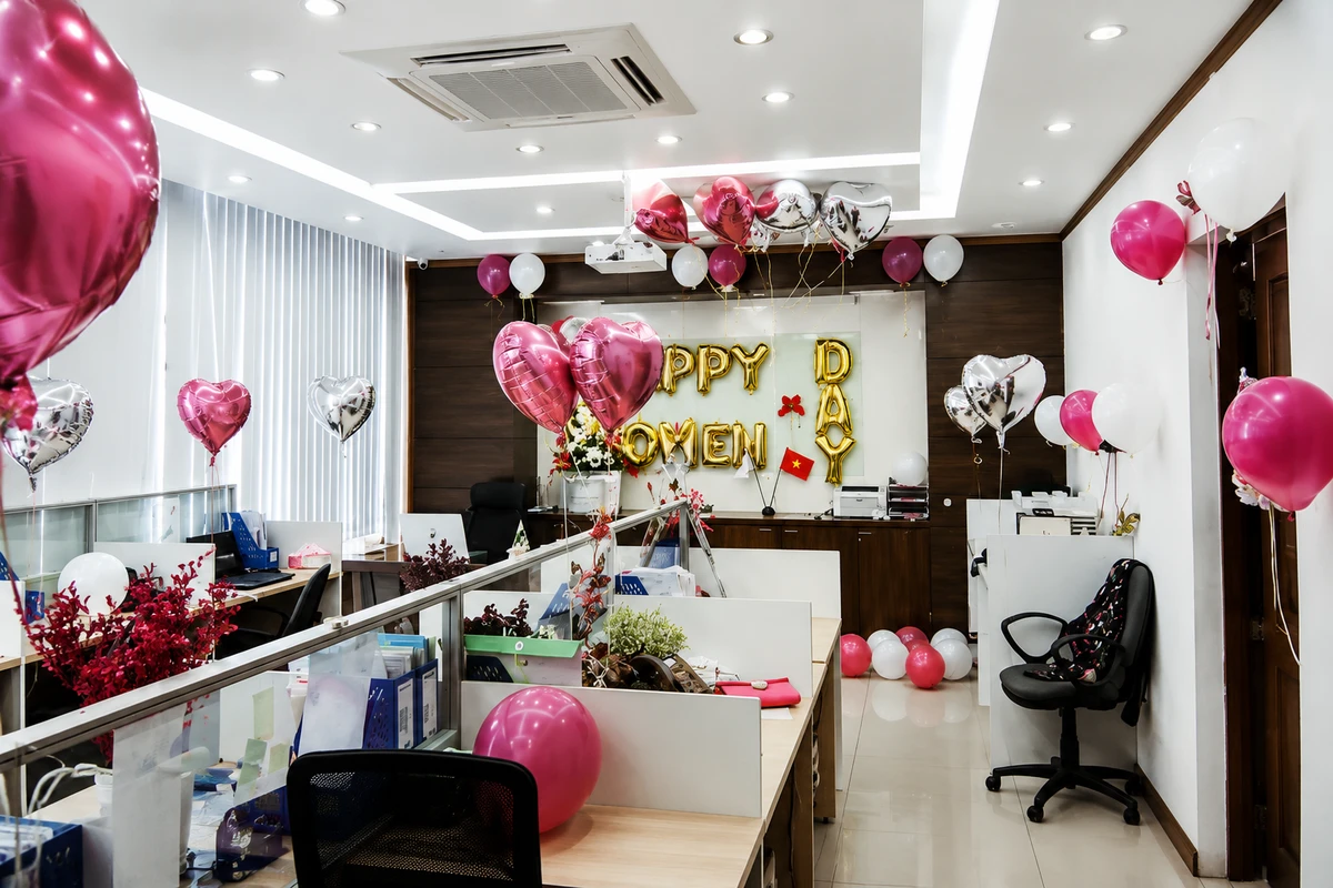 Văn phòng được trang trí chào mừng ngày 8/3 với bong bóng và gam màu rực rỡ, tạo không khí vui tươi và nổi bật cho ngày Quốc tế Phụ nữ