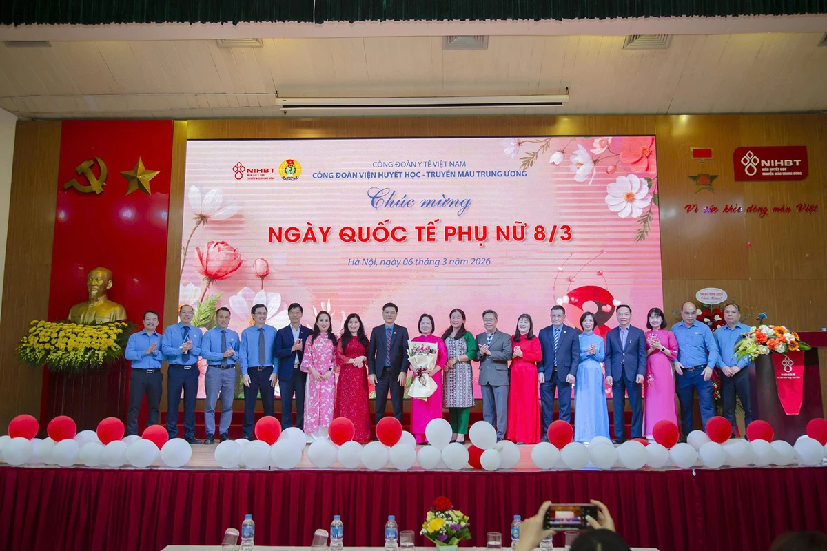 Sân khấu chòa mừng ngày quốc tế phụ nữ với bảng màn hình LED lớn phía sau