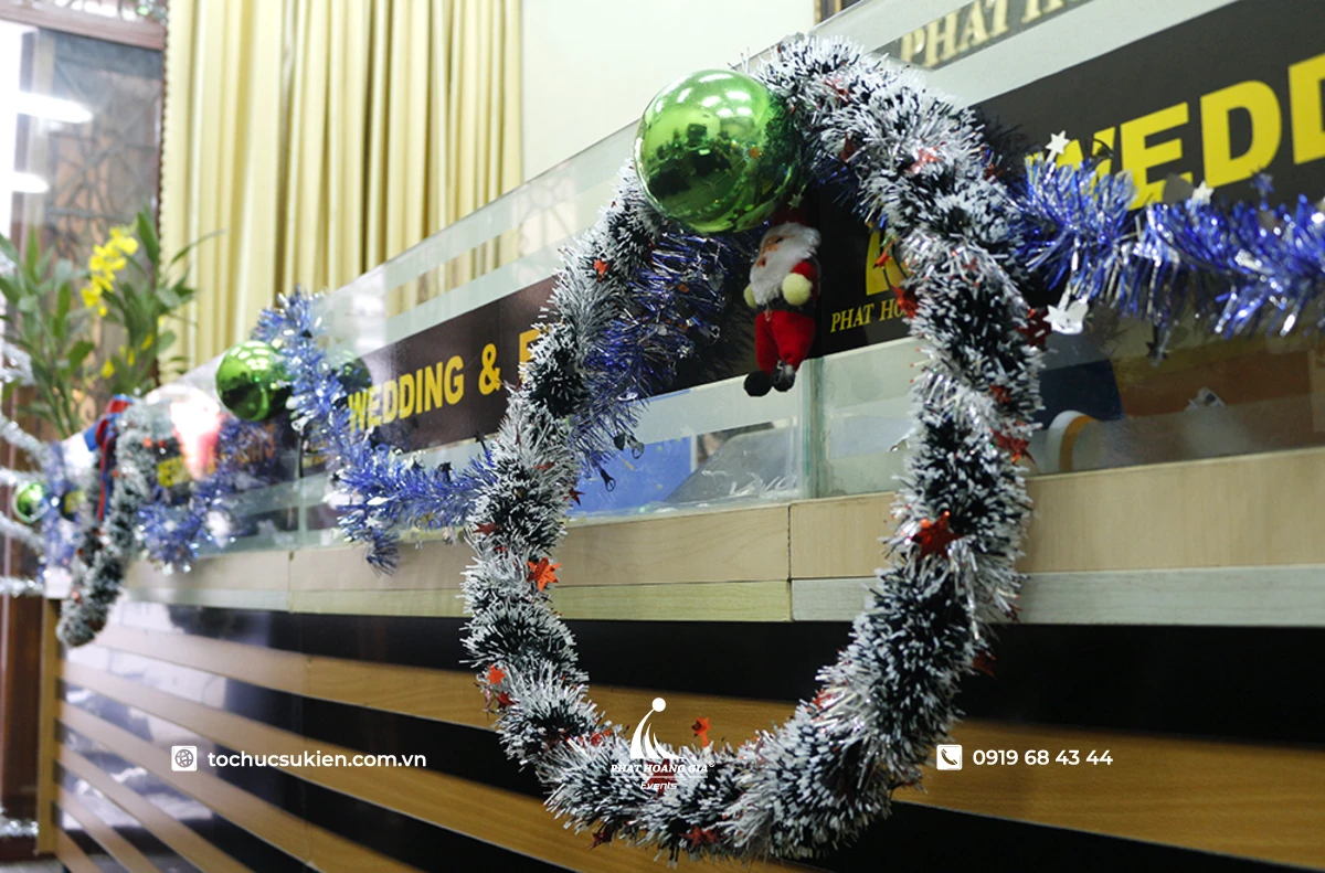 Ý tưởng trang trí noel công ty Phát Hoàng Gia đơn giản bằng dây kim tuyến phối vòng xanh lấp lánh tại bàn làm việc