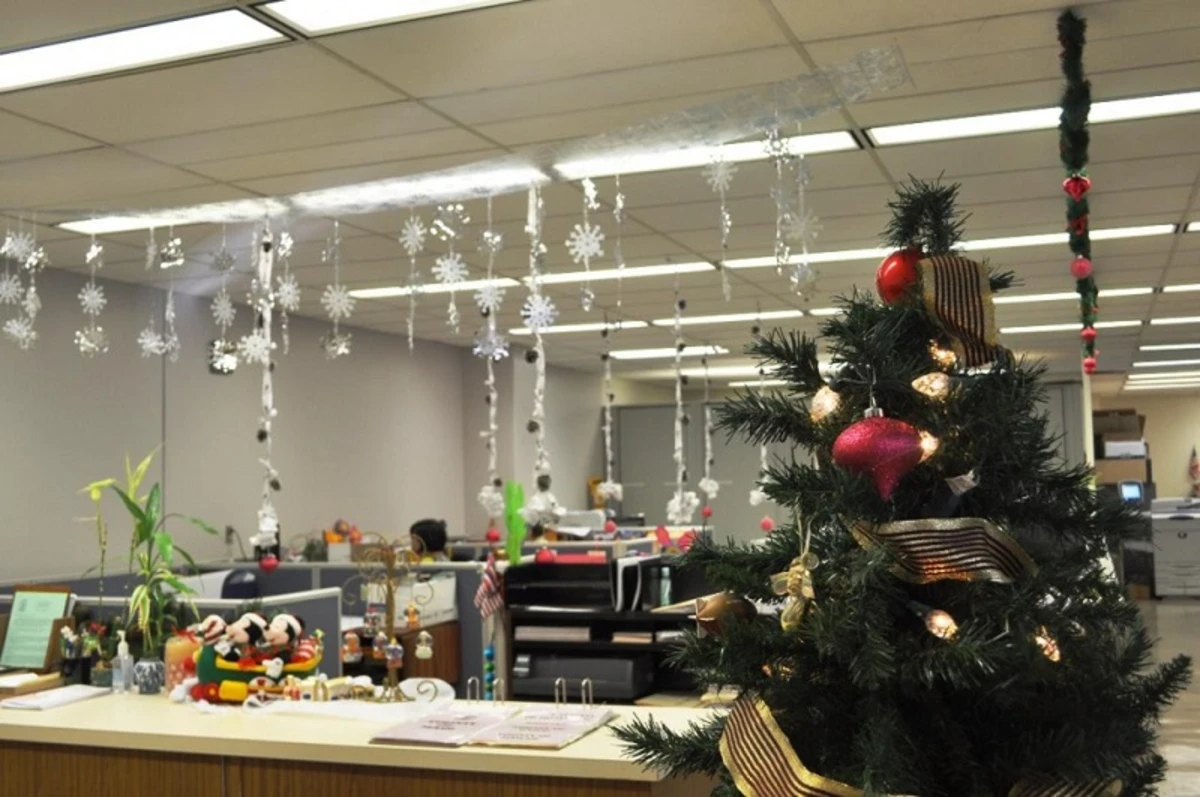 Cây thông cùng dàn bông tuyết thả trần tạo nên góc trang trí noel công ty ấm áp