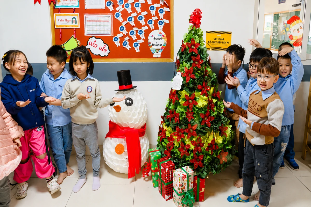 Không gian lớp học thêm sinh động với cây thông Noel và người tuyết được các bé cùng nhau trang trí