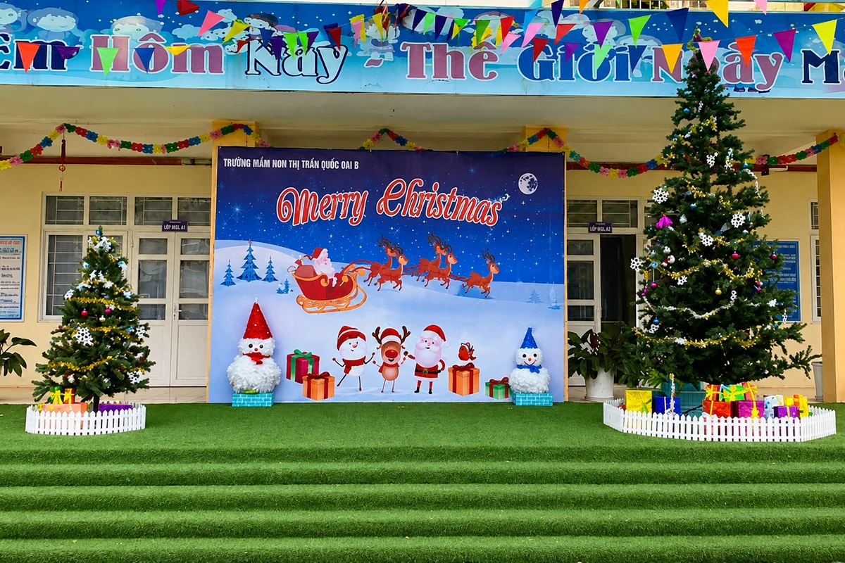 Ngày hội Giáng sinh mầm non với sân khấu văn nghệ và backdrop cho ngày giáng sinh