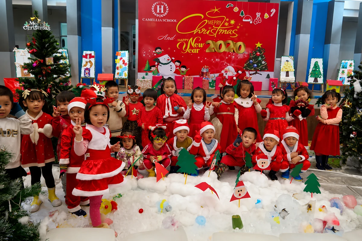 Các em nhỏ hào hứng chụp ảnh cùng nhau trong trang phục Noel rực rỡ và đáng yêu