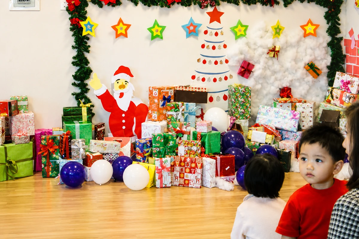 Góc trang trí noel mầm non với cây thông nhỏ ông già Noel và các món quà giáng sinh phù hợp với lớp học mầm non