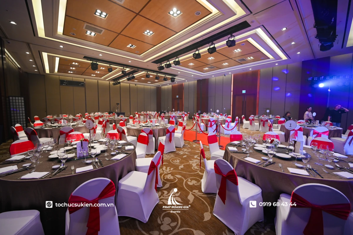 Các bàn tiệc tròn chuẩn bị sẵn menu cùng biển số thứ tự bàn với dụng cụ ăn để chuẩn bị đón khách