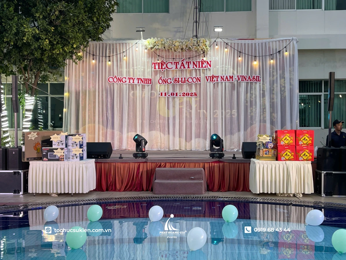 Toàn cảnh trang trí sân khấu tiệc tất niên công ty Vinasil được dựng ngay cạnh hồ bơi ngoài trời