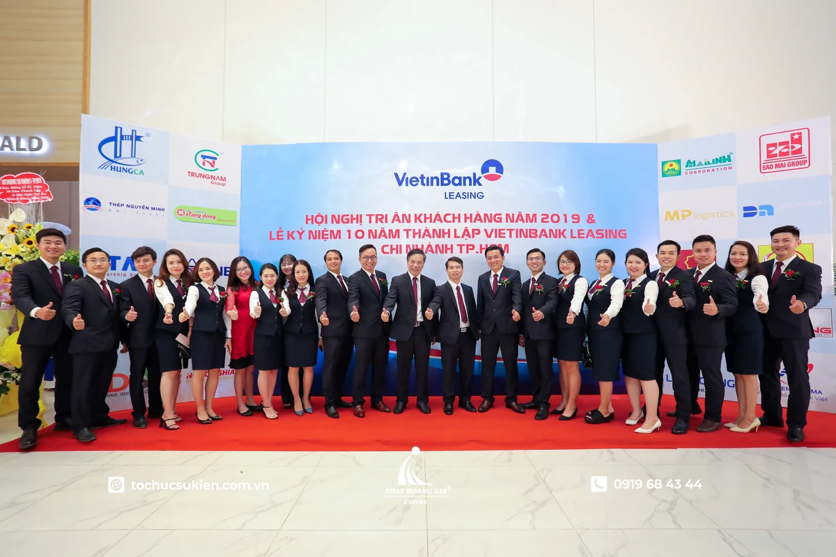 Phát Hoàng Gia thi công backdrop khu vực check-in đón khách tại hội nghị khách hàng với bố trí phù hợp, chuyên nghiệp