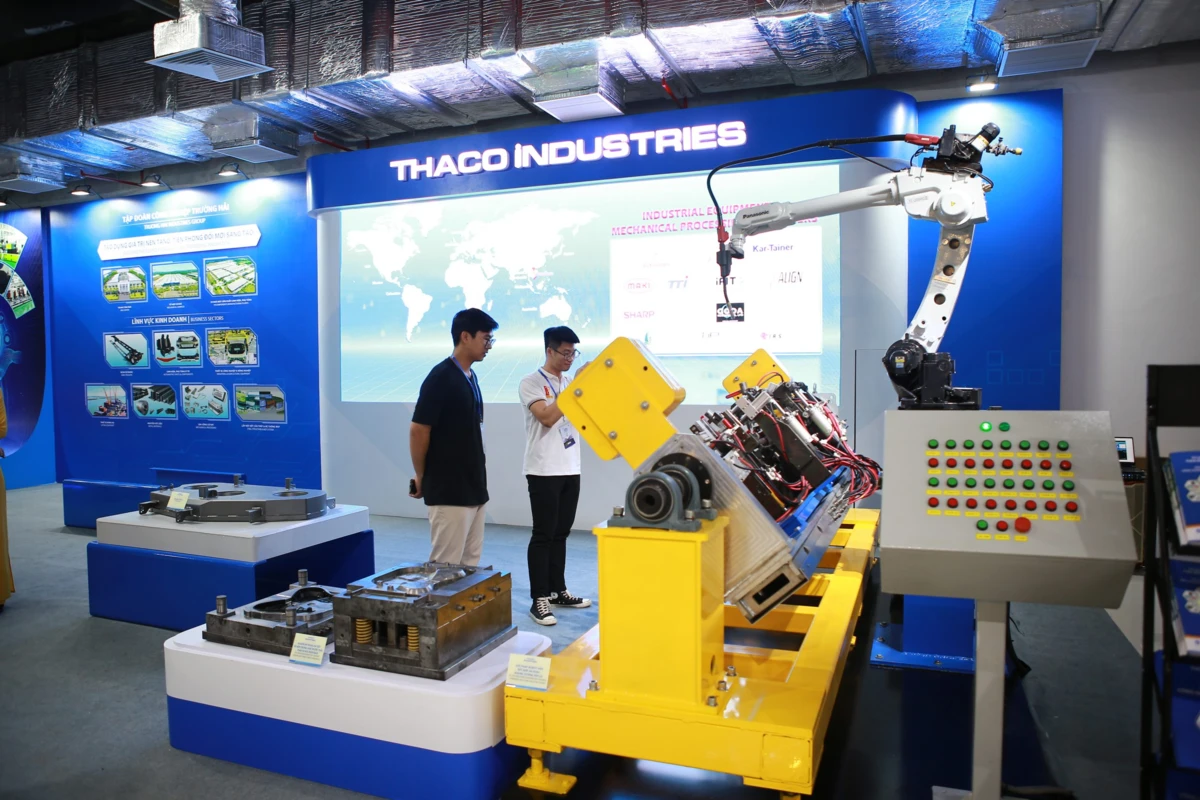 Khu vực trưng bày thiết bị và máy móc tự động hóa hiện đại trong khuôn viên triển lãm công nghiệp.