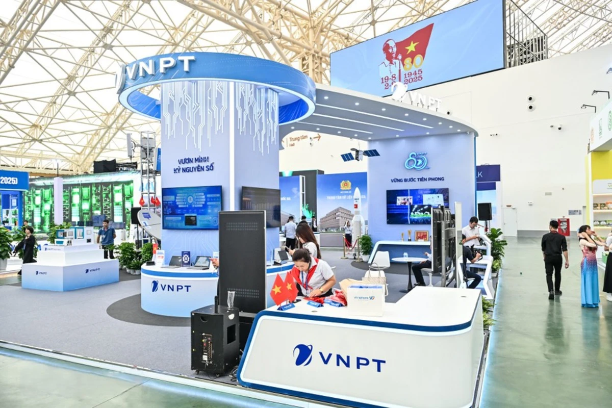 Không gian khu trưng bày thiết bị viễn thông hiện đại VNPT ở triển lãm công nghệ