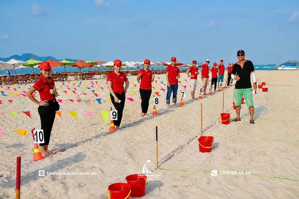 Các đội chơi sẵn sàng vào vị trí đã được chuẩn bị sẵn để bắt đầu trò chơi chuyền nước