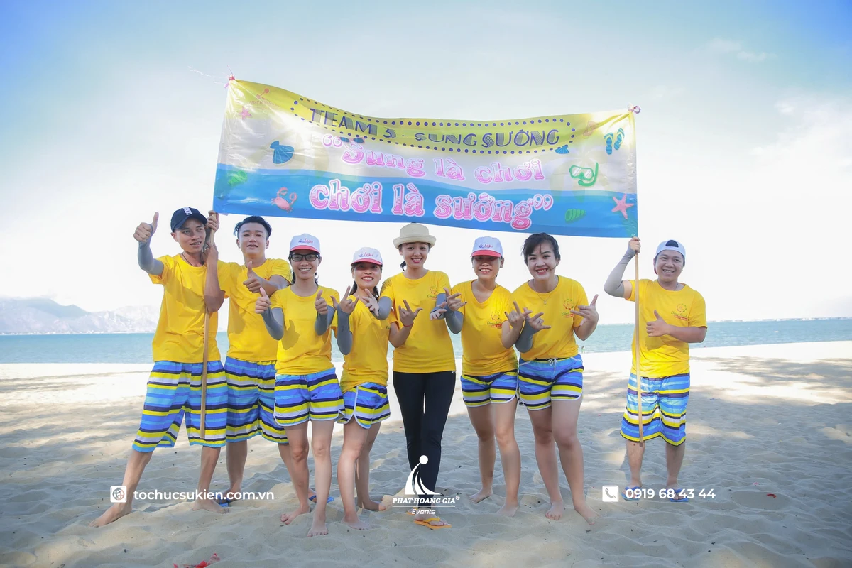 Đội thắng cuộc cùng nhau chụp ảnh check-in sau hoạt động team building, thể hiện tinh thần gắn kết và niềm vui tập thể