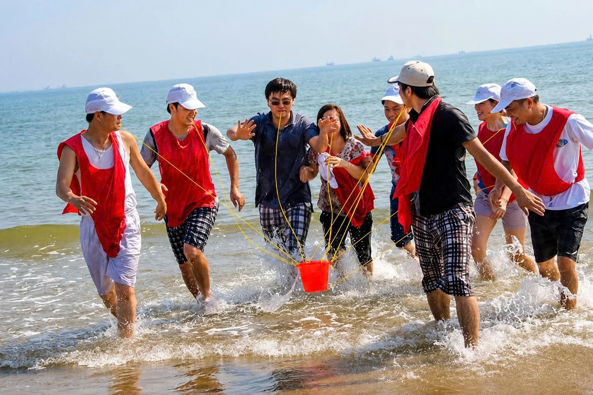 Trò chơi đưa nước về nguồn tạo nên tinh thần phối hợp và kết nối giữa các thành viên trong đội