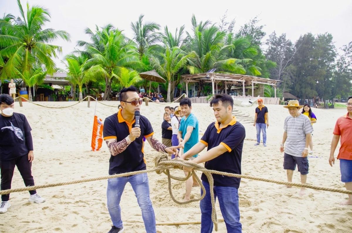 MC hướng dẫn mọi người luật chơi kéo co 