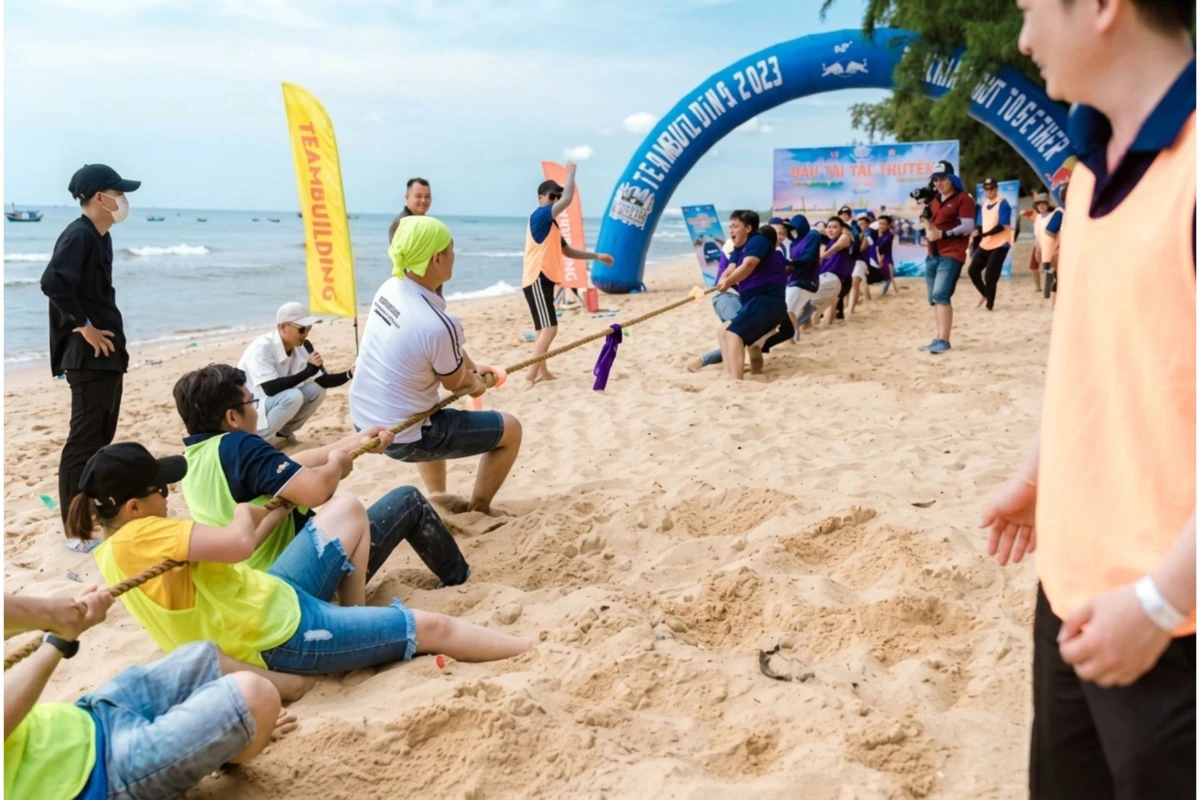 Hai nhóm nỗ lực thi đấu trong trò chơi kéo co trên cát tại sự kiện ngoài trời.