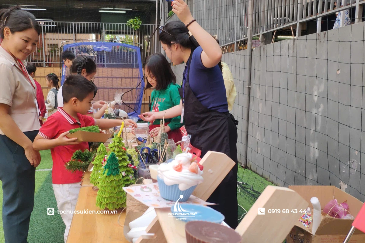 Các em nhỏ háo hức tham gia các trò chơi tại gian hàng ngày lễ noel 
