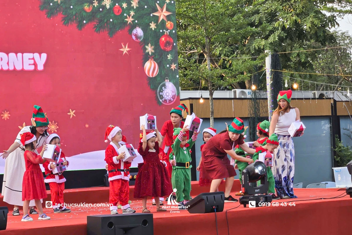Các em nhỏ tham gia các hoạt động vui chơi trên sân khấu ngày lễ noel 