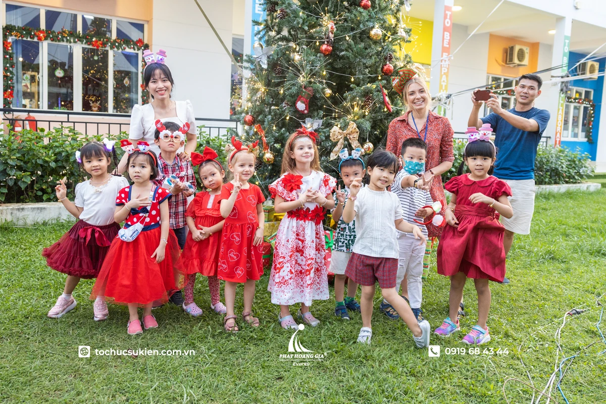 Các em nhỏ diện trang phục Noel đáng yêu và vui vẻ chụp hình bên cây thông Giáng Sinh rực rỡ