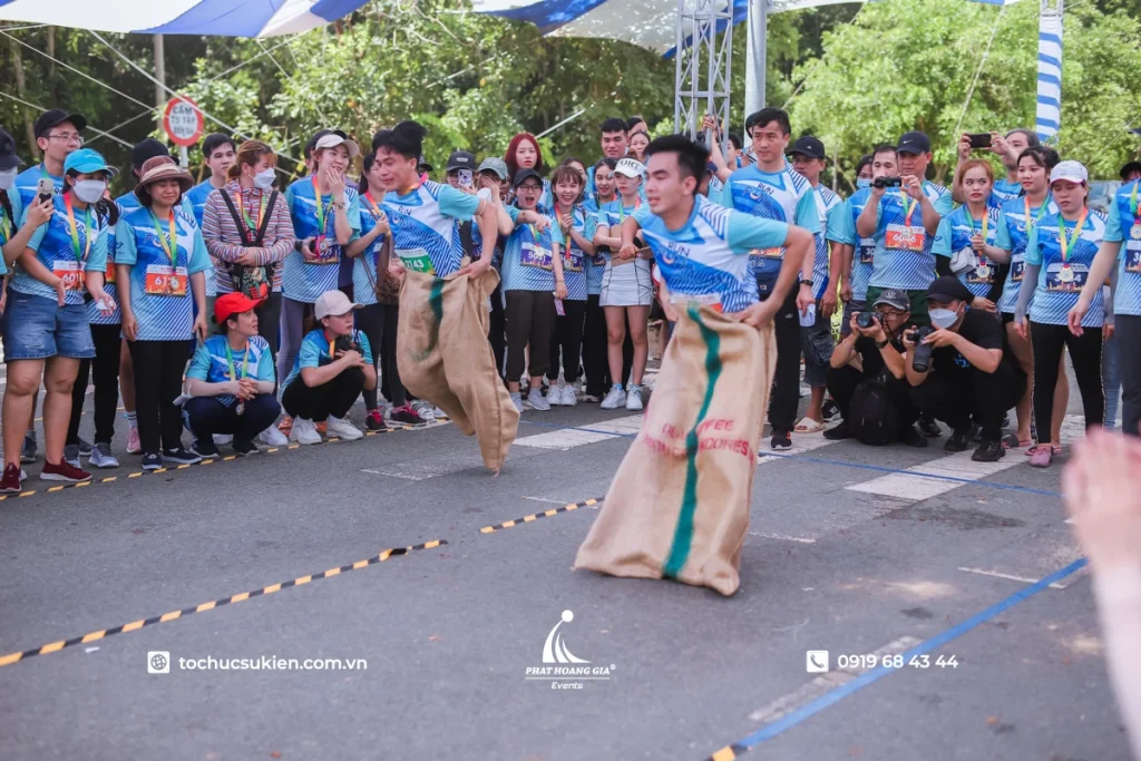 Mọi người tham gia trò chơi tập thể trên bãi biển cùng phao hơi nhiều màu sắc