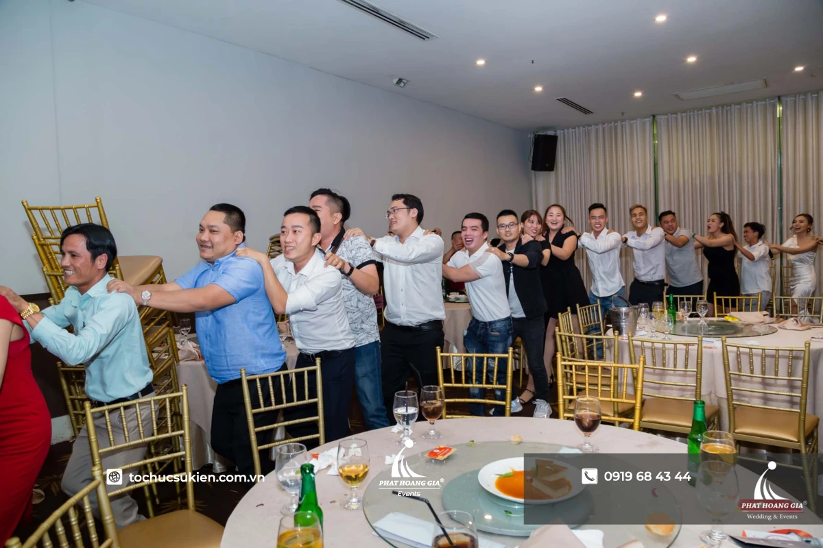 Hoạt động trò chơi team building trong nhà vui nhộn tại sự kiện giúp tăng cường tinh thần đoàn kết.