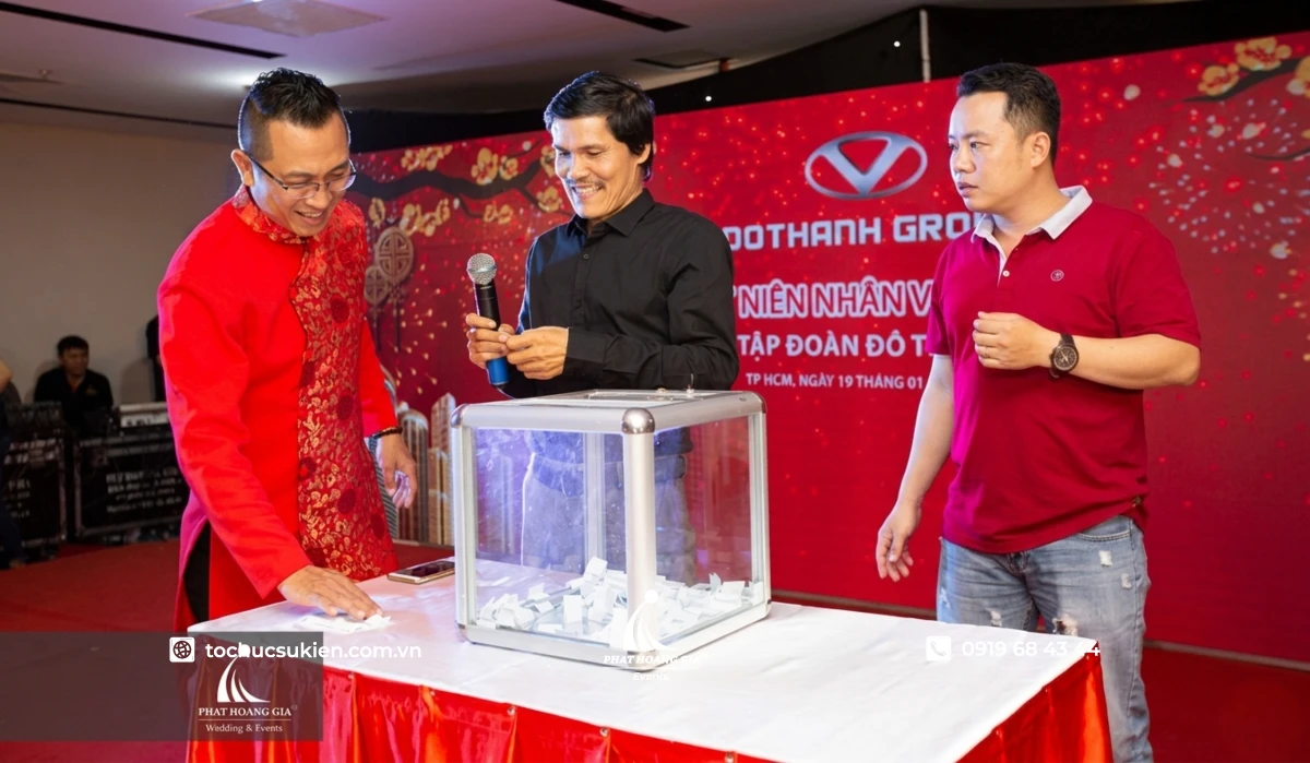Hoạt động thử thách chống đẩy vui nhộn dành cho thành viên tham gia sự kiện với sự hỗ trợ của MC