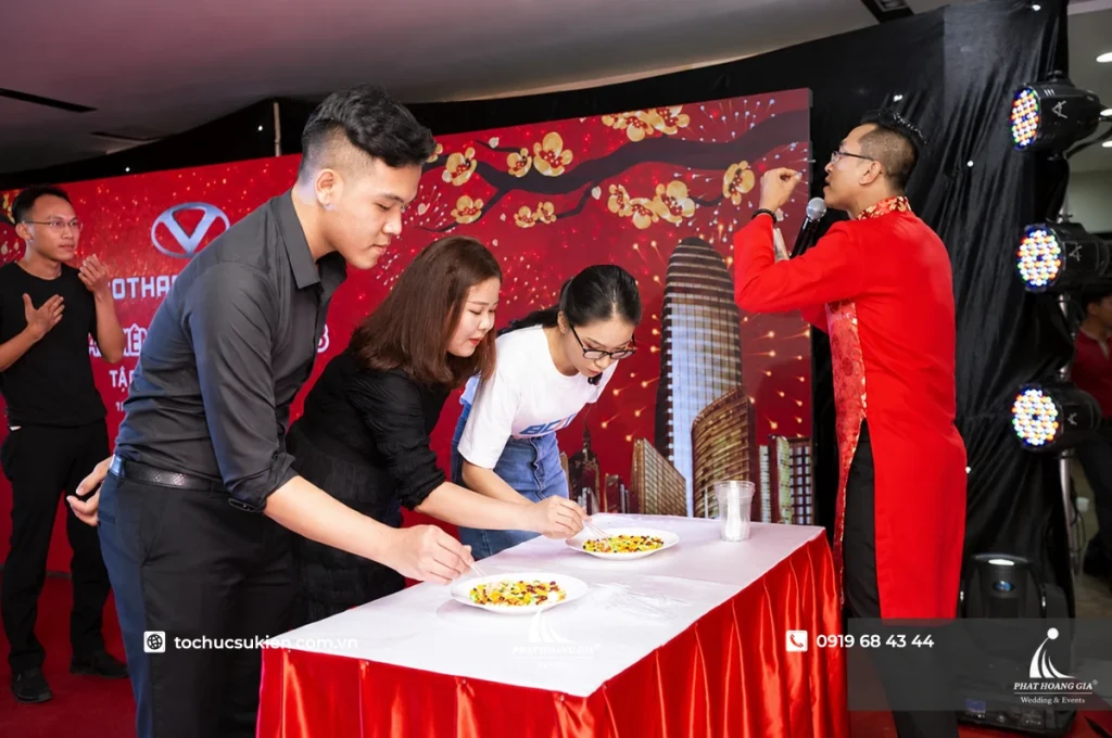 MC điều phối trò chơi trong bữa tiệc trên sân khấu tại sự kiện Year end party