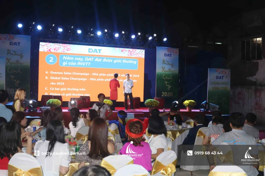 Không gian tiệc gala rộn ràng với minigame đố vui kiến thức công ty dành cho toàn thể khách mời.