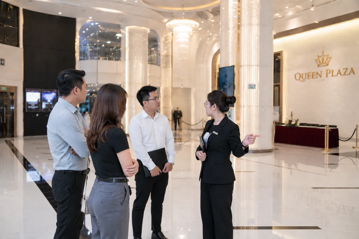 Đại diện trung tâm trao đổi thông tin trong buổi khảo sát địa điểm cùng khách hàng