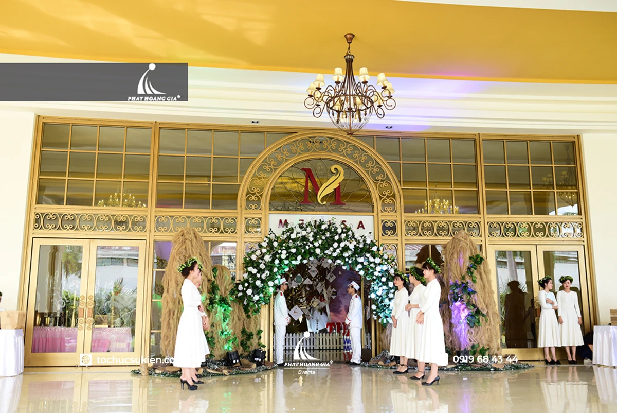 Đội ngũ lễ tân đón khách trang trọng tại lối vào tiệc cưới trung tâm sự kiện Queen Plaza