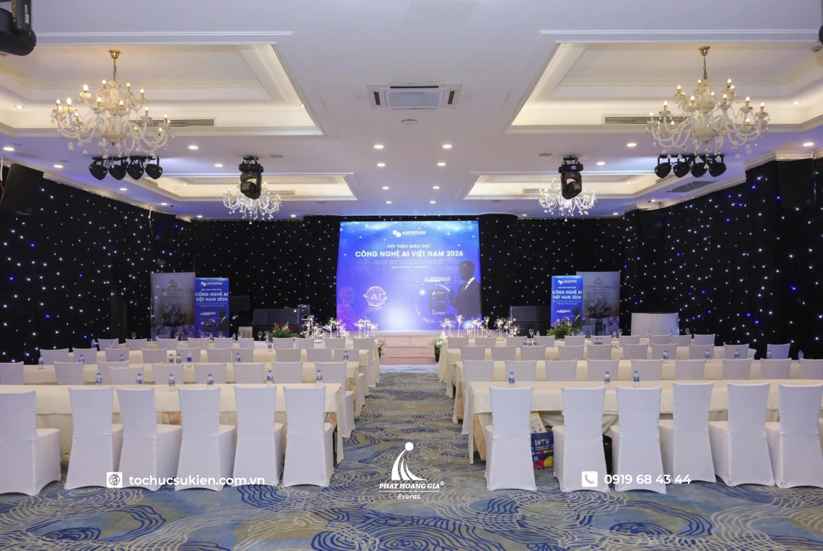 Hội trường trung tâm sự kiện Hội thảo công nghệ tại Queen Plaza với sân khấu LED bàn tiệc tròn và đèn chùm trang trọng
