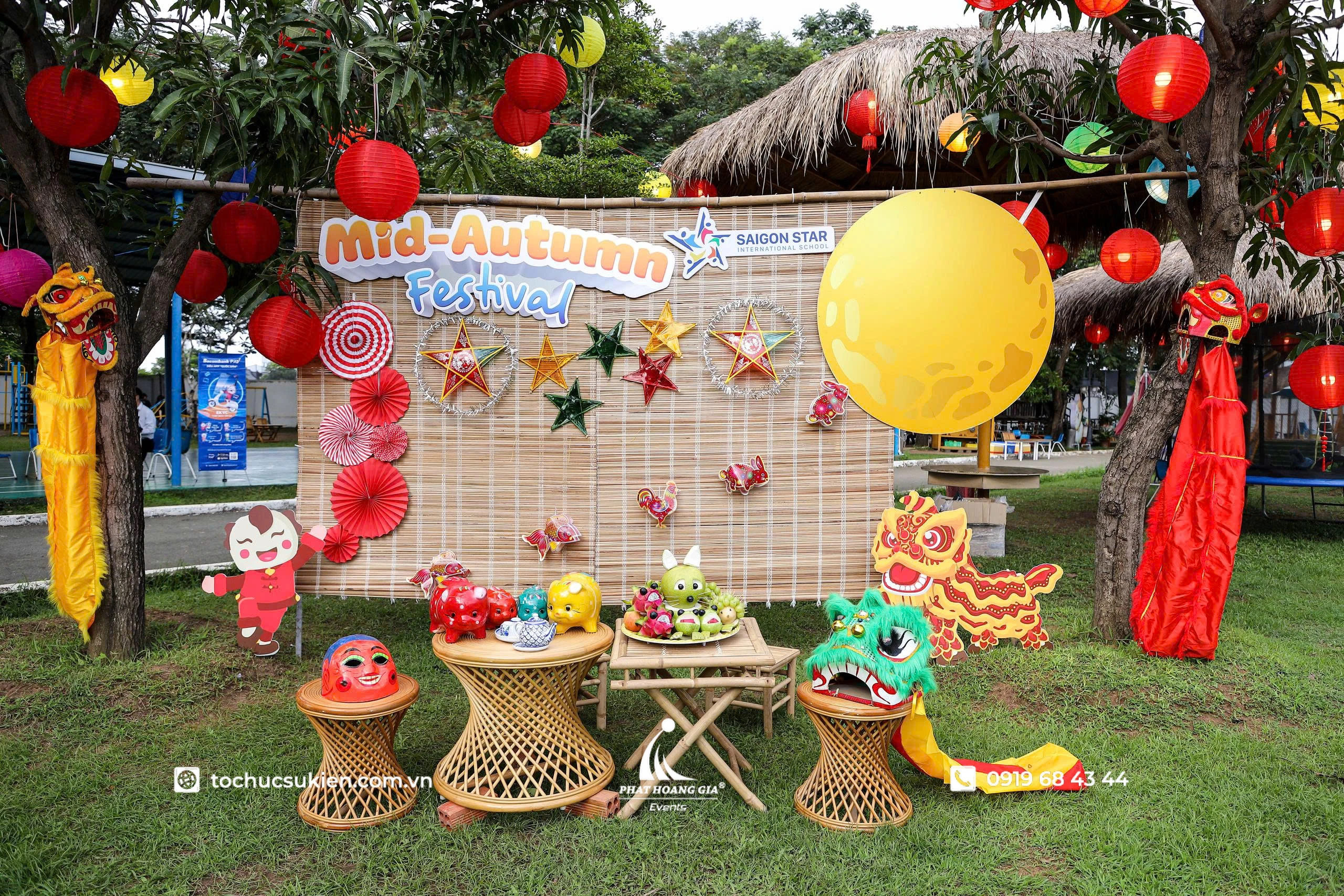 Concept Trung Thu kết hợp giữa nét truyền thống và hiện đại với đèn ông sao, đầu lân dân gian tại khu vực check-in sự kiện