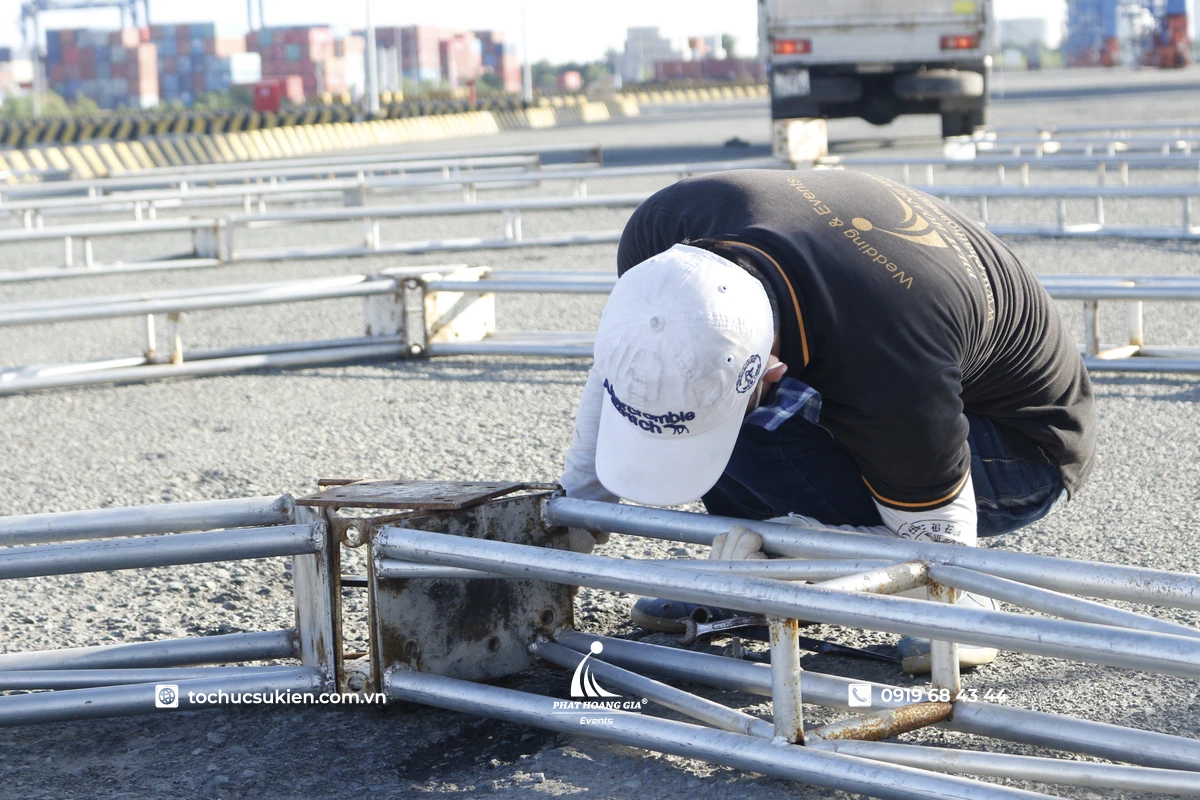 Kỹ thuật viên Phát Hoàng Gia đang lắp đặt hệ thống truss nhôm sân khấu ngoài trời, đảm bảo kết cấu chắc chắn cho sự kiện