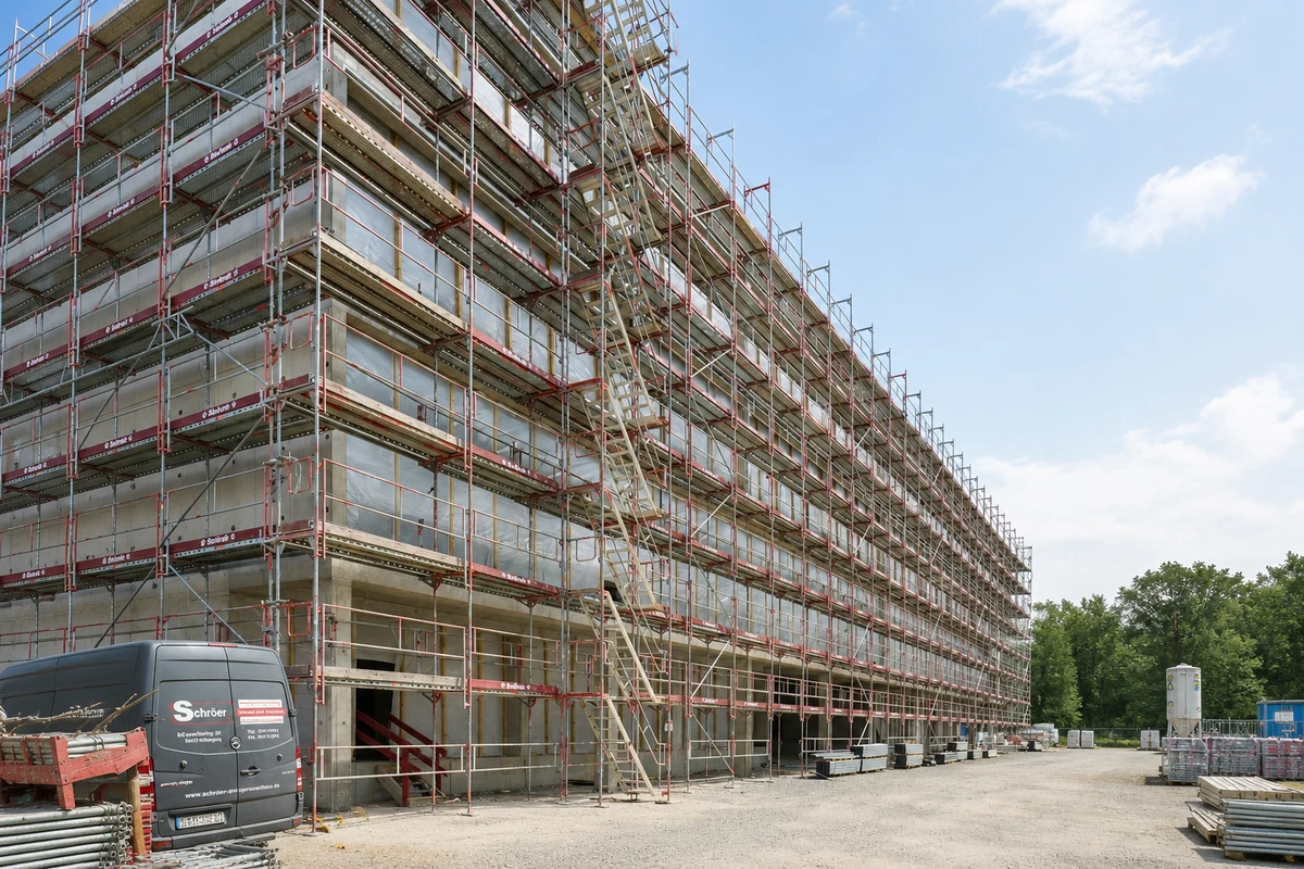 Giàn giáo layer bao quanh công trình xây dựng nhiều tầng với hệ khung thép modular, sàn thao tác và thang leo phục vụ thi công ngoài trời