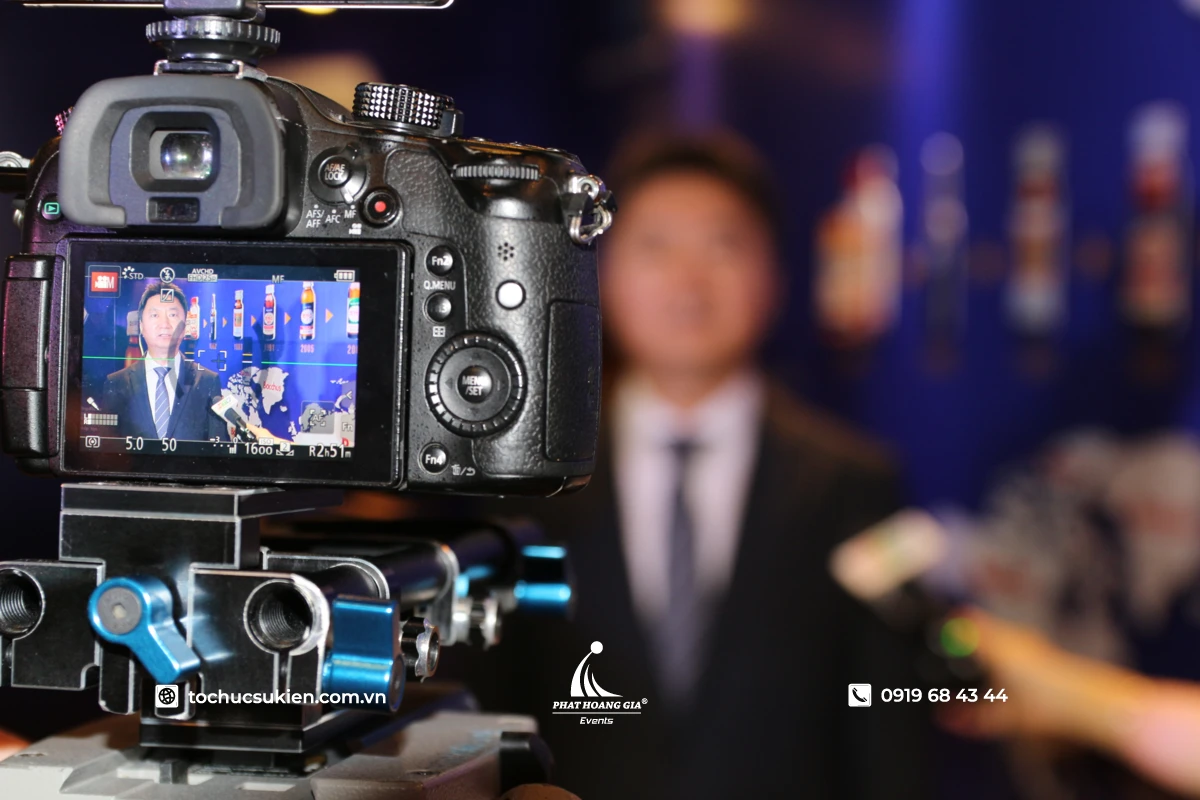 Cận cảnh bàn điều khiển và màn hình giám sát phục vụ livestream truyền thông sự kiện trực tuyến.