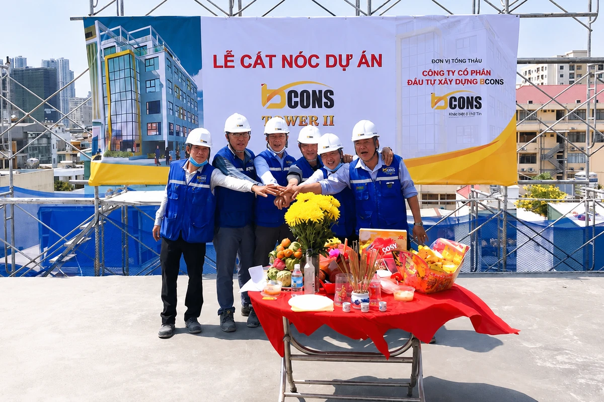 Mâm cúng lễ cất nóc trang trọng với lễ vật truyền thống và backdrop sự kiện được thi công chuyên nghiệp