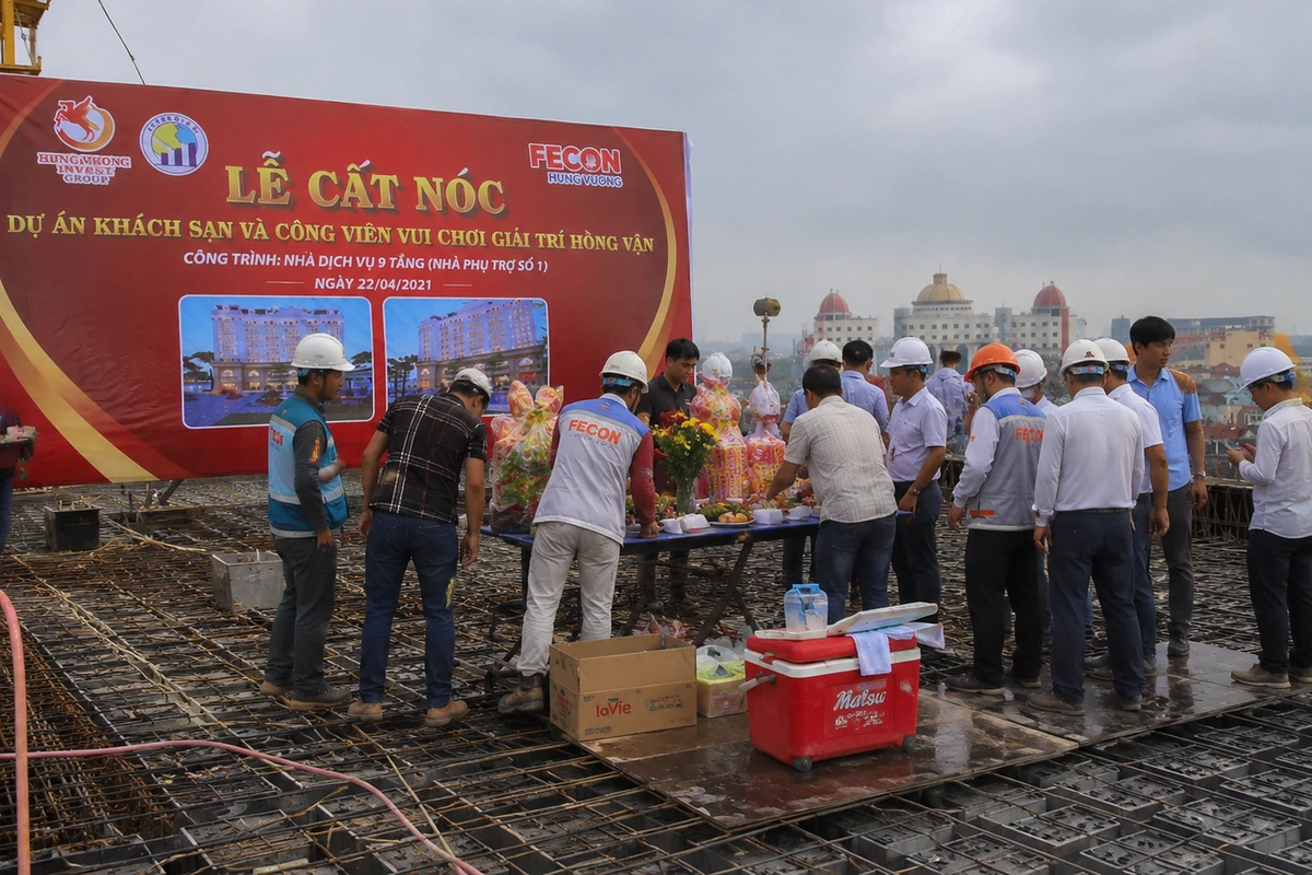 Các nhân sự chuẩn bị thực hiện nghi thức khấn cúng tại lễ cất nóc trên tầng cao công trình